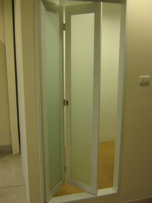 ประตูกระจกบานพับ - รับติดตั้งและออกแบบงานกระจกอลูมิเนียม ราคาถูก