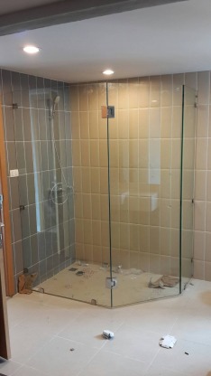 รับติดตั้งฉากกั้นอาบน้ำ - รับติดตั้งและออกแบบงานกระจกอลูมิเนียม ราคาถูก