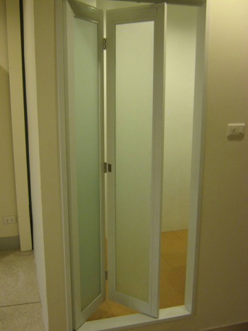 ประตูกระจกบานพับ