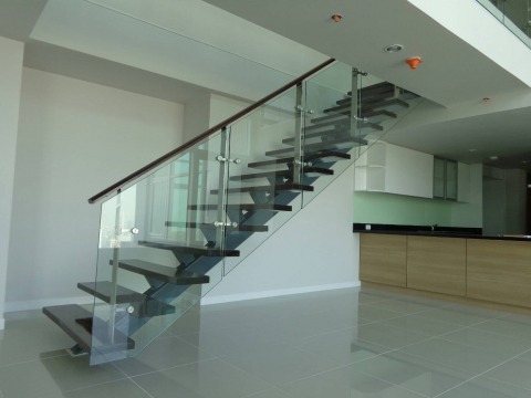 บันไดกระจก